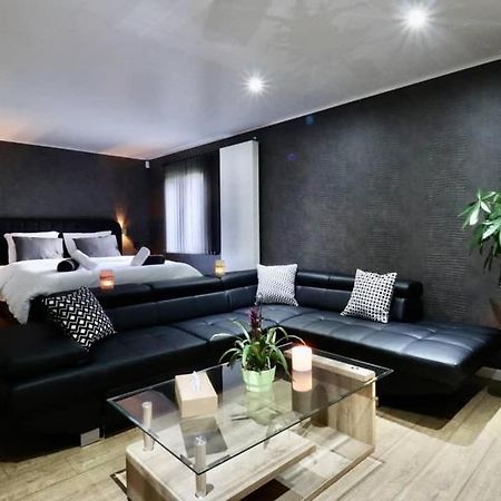 Bed and Breakfast Luxury House Remersdaal Exterior foto